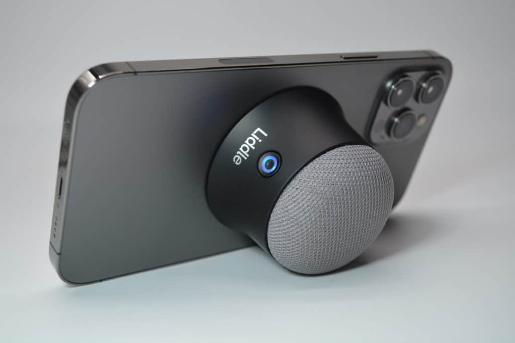 world’s-first-magnetic-bluetooth-speaker-by-middle-speaker