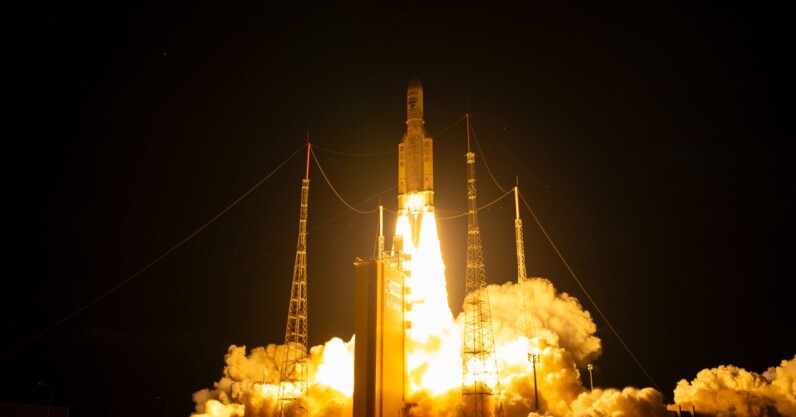 final-mission-photos:-esa’s-ariane-5-rocket-lifts-off-for-the-last-time