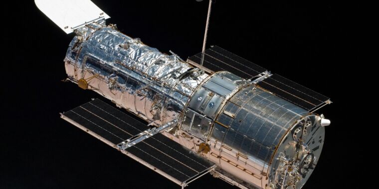 hubble-back-in-service-after-gyro-scare—nasa-still-studying-reboost-options