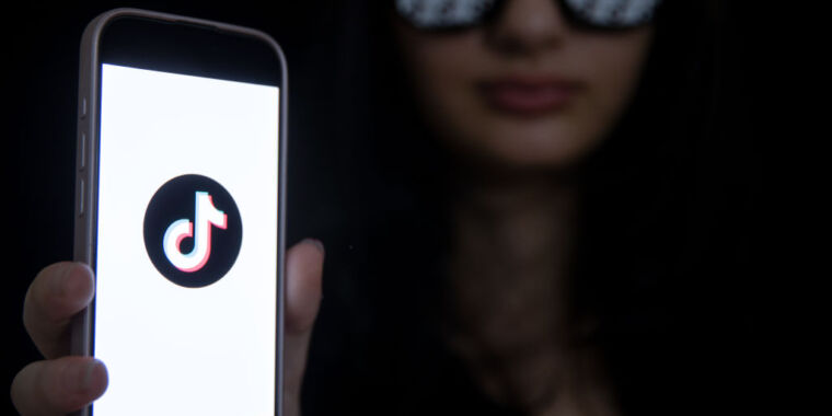 tiktok-requires-users-to-“forever-waive”-rights-to-sue-over-past-harms