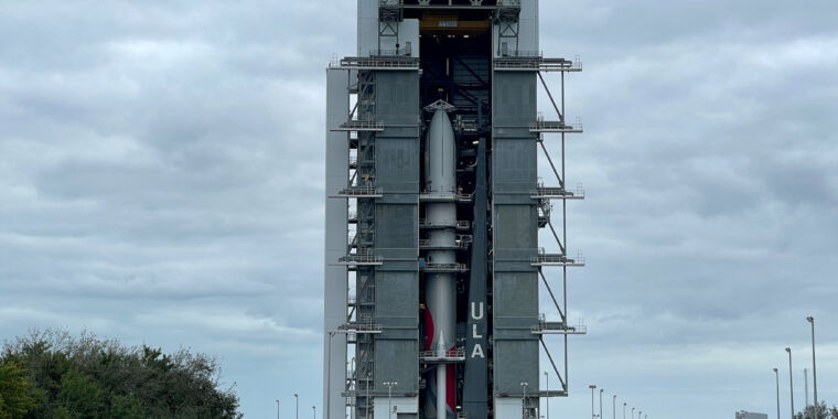 for-the-first-time,-ula’s-vulcan-rocket-is-fully-stacked-at-cape-canaveral