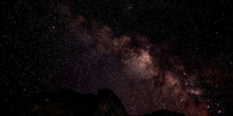 daily-telescope:-a-simple-shot-of-the-milky-way-high-above-france-and-spain