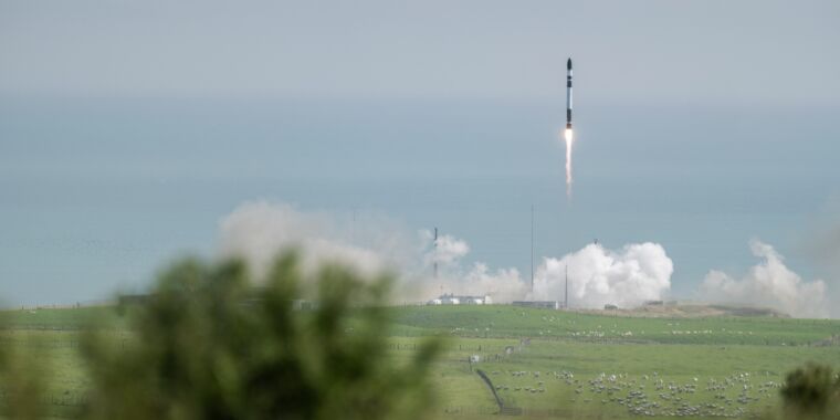 rocket-report:-vulcan-stacked-for-launch;-starship-aces-test-ahead-of-third-flight