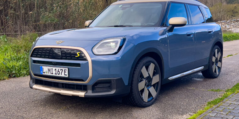 we-drive-mini’s-first-electric-crossover,-the-2025-countryman-se-all4