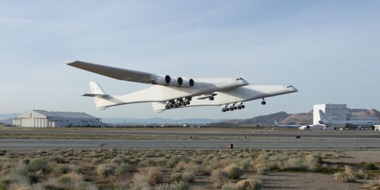 after-coming-back-from-the-dead,-the-world’s-largest-aircraft-just-flew-a-real-payload