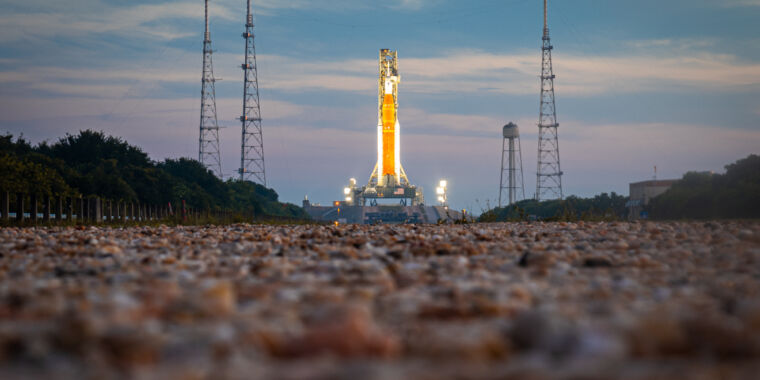 boeing-says-it-will-cut-sls-workforce-“due-to-external-factors”