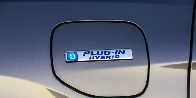 automakers-hedge-their-bets-with-plug-in-hybrids-as-ev-sales-slow