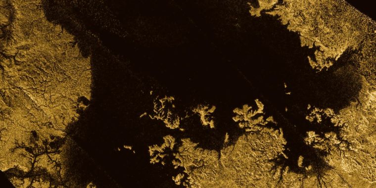 saturn’s-moon-titan-has-shorelines-that-appear-to-be-shaped-by-waves