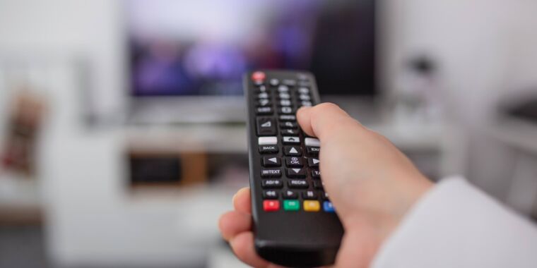 bleeding-subscribers,-cable-companies-force-their-way-into-streaming