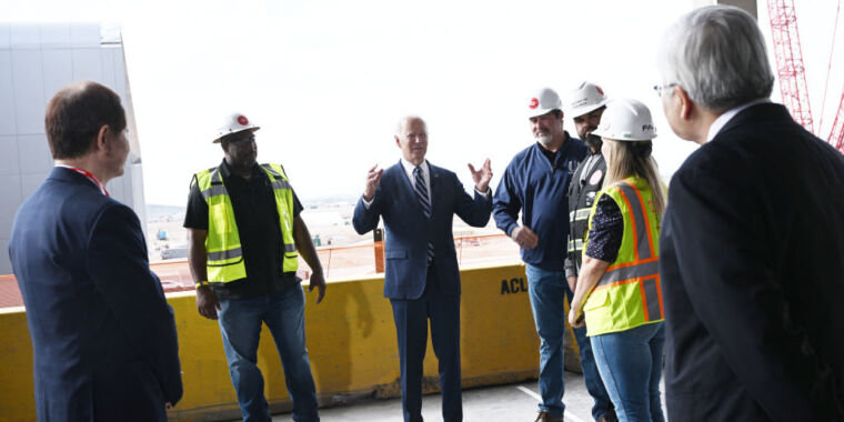 biden-rushes-to-avert-labor-shortage-with-chips-act-funding-for-workers