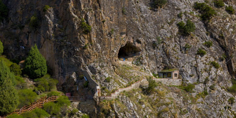 high-altitude-cave-used-by-tibetan-buddhists-yields-a-denisovan-fossil