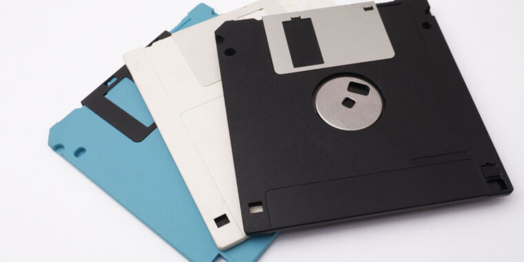 japan-wins-2-year-“war-on-floppy-disks,”-kills-regulations-requiring-old-tech