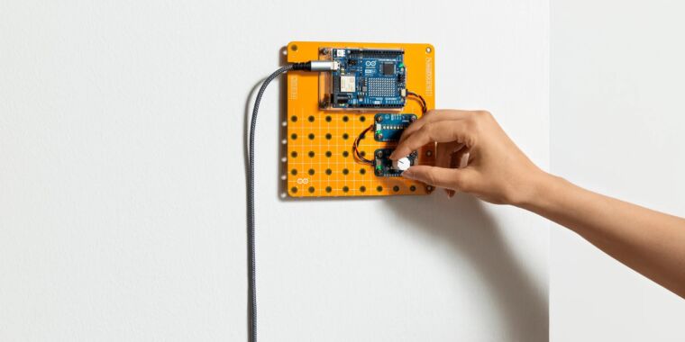 arduino’s-plug-and-make-kit-lets-your-hacking-imagination-run-wild,-sans-solder