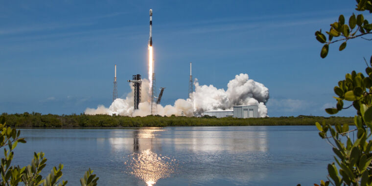 the-falcon-9-rocket-may-return-to-flight-as-soon-as-tuesday-night