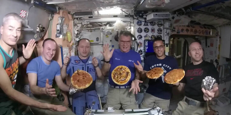 astronauts-find-their-tastes-dulled,-and-a-vr-iss-hints-at-why