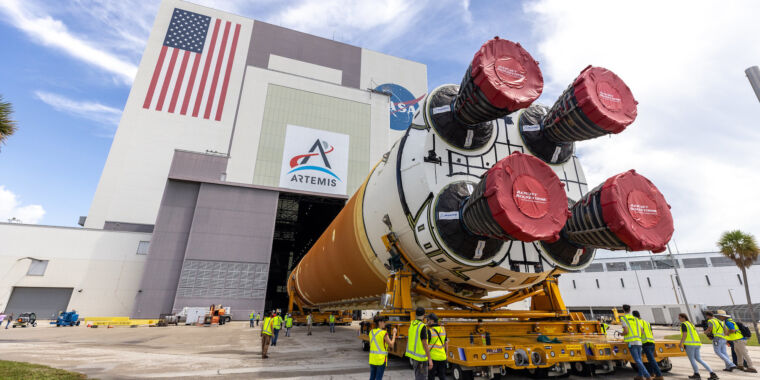 rocket-delivered-to-launch-site-for-first-human-flight-to-the-moon-since-1972