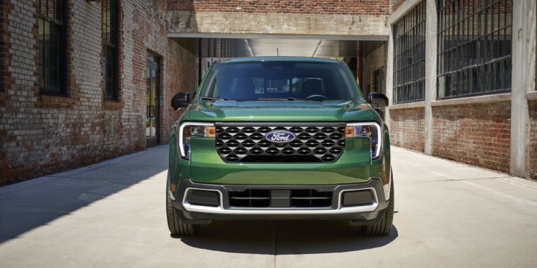 ford-facelifts-its-maverick-pickup,-adds-all-wheel-drive-hybrid-option