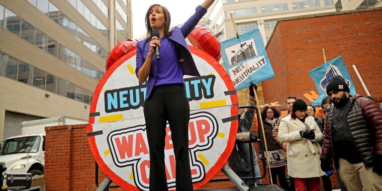 court-blocks-net-neutrality,-says-isps-are-likely-to-win-case-against-fcc