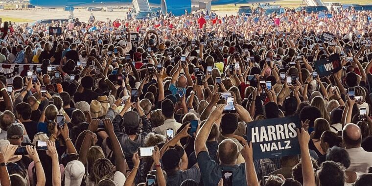 the-many,-many-signs-that-kamala-harris’-rally-crowds-aren’t-ai-creations