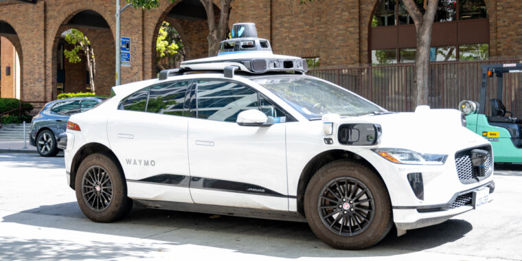 self-driving-waymo-cars-keep-sf-residents-awake-all-night-by-honking-at-each-other