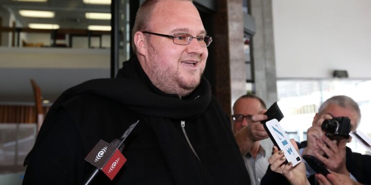 new-zealand-official-signs-extradition-order-to-send-kim-dotcom-to-us