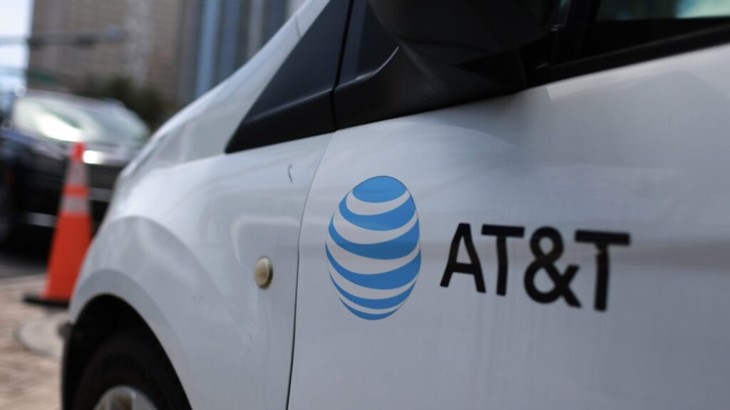 at&t-says-it-won’t-build-fiber-home-internet-in-half-of-its-wireline-footprint