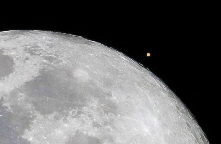 there-was-a-straight-shot-from-earth-to-the-moon-and-mars-last-night