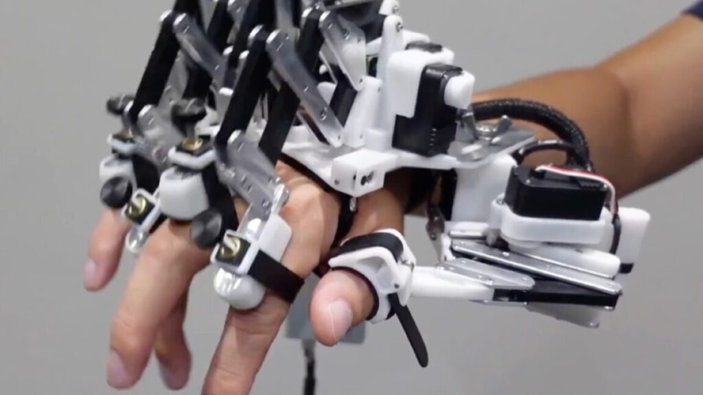 robotic-hand-helps-pianists-overcome-“ceiling-effect”