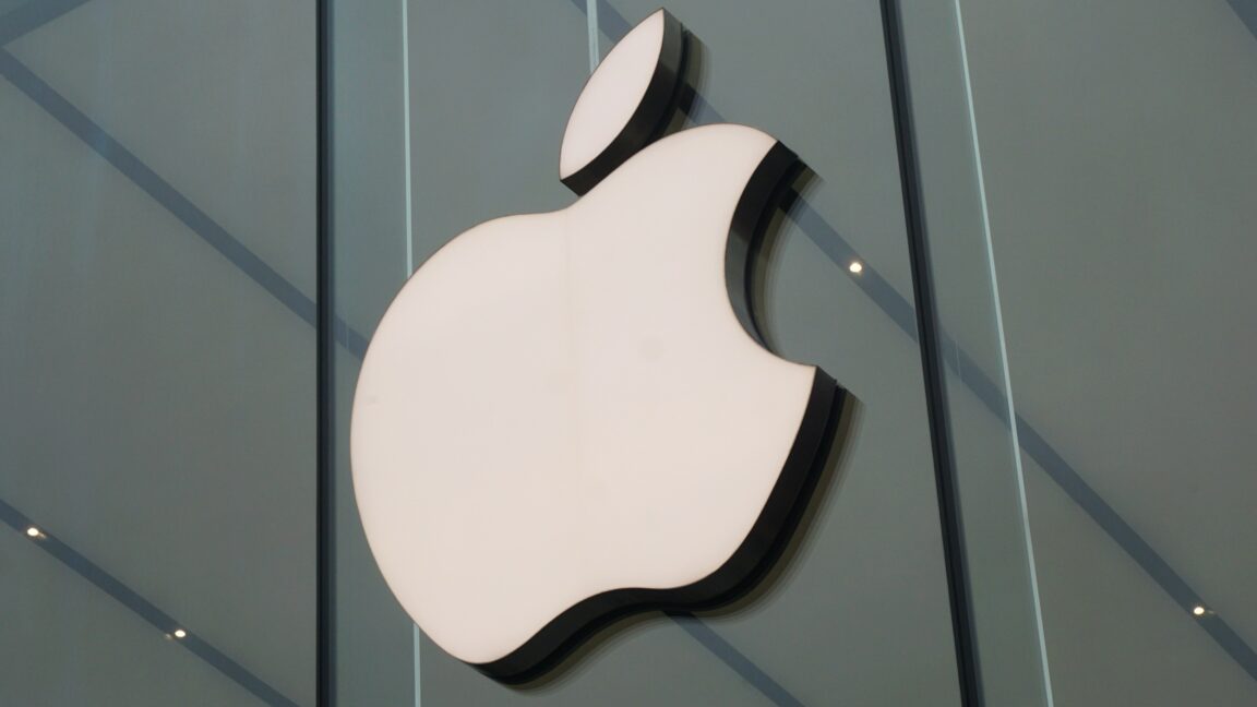 uk-demands-apple-break-encryption-to-allow-gov’t-spying-worldwide,-reports-say