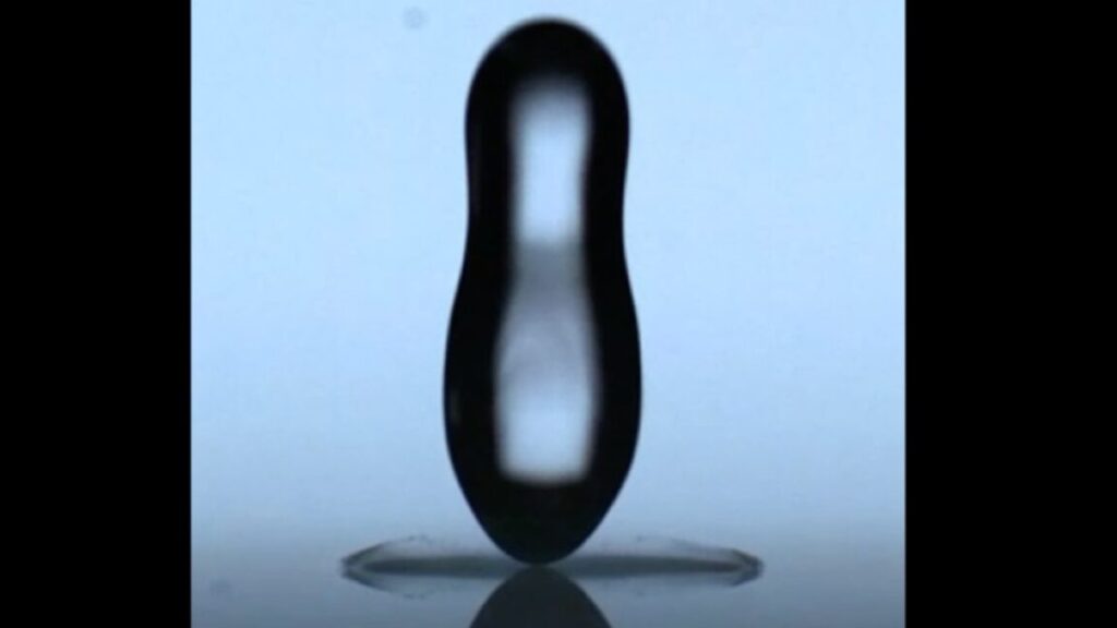 these-hot-oil-droplets-can-bounce-off-any-surface