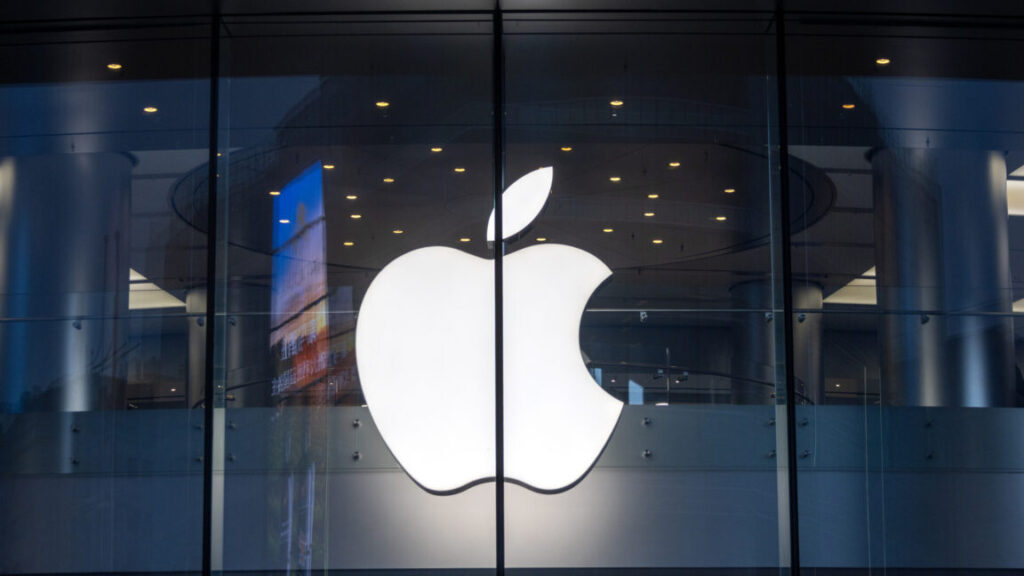 apple-silent-as-trump-promises-“impossible”-us-made-iphones
