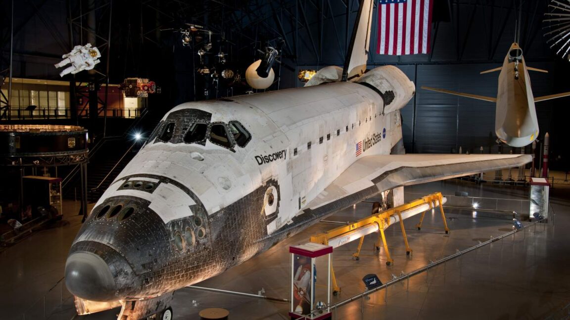 why-are-two-texas-senators-trying-to-wrest-a-space-shuttle-from-the-smithsonian?