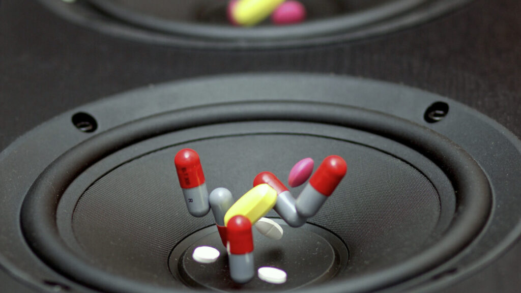 spotify-caught-hosting-hundreds-of-fake-podcasts-that-advertise-selling-drugs