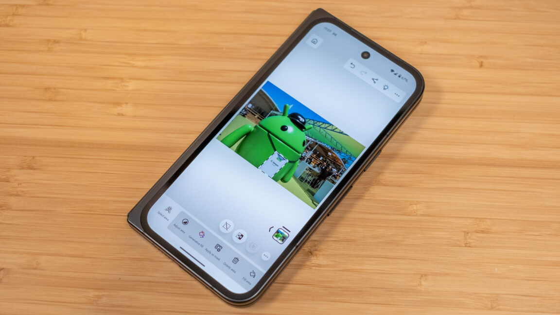 adobe-finally-releases-photoshop-for-android,-and-it’s-free-(for-now)