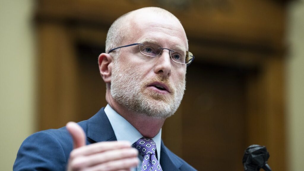 fcc-threat-to-revoke-echostar-spectrum-licenses-draws-widespread-backlash