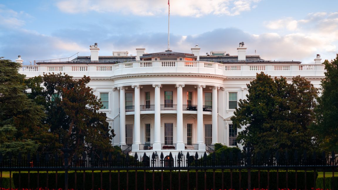 white-house-unveils-sweeping-plan-to-“win”-global-ai-race-through-deregulation