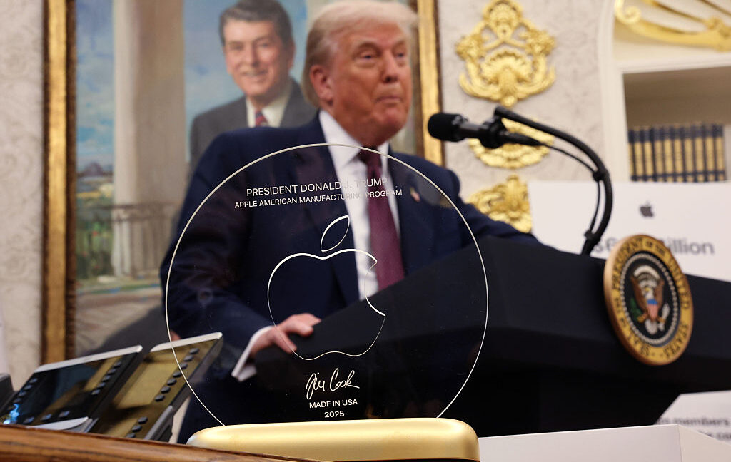 trump-wanted-a-us-made-iphone-apple-gave-him-a-gold-statue.
