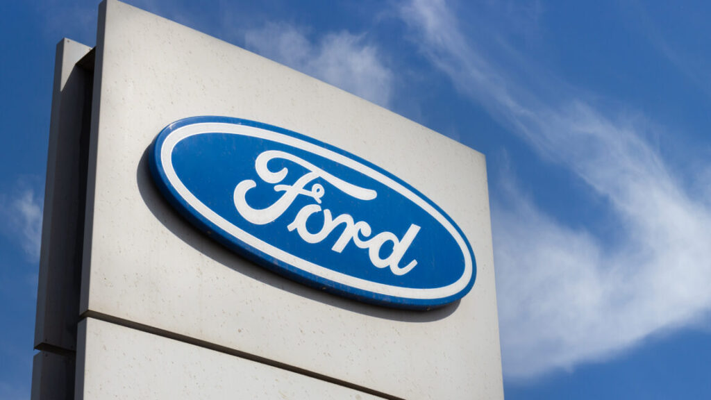 ford-switches-gears,-will-push-smaller-evs-over-full-size-pickup-and-van