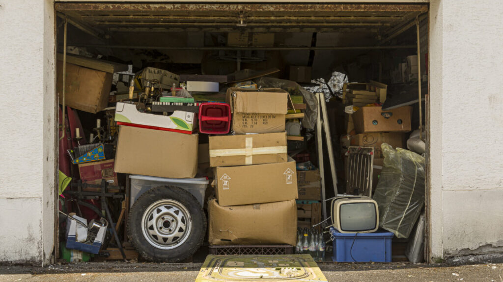 americans’-junk-filled-garages-are-hurting-ev-adoption,-study-says