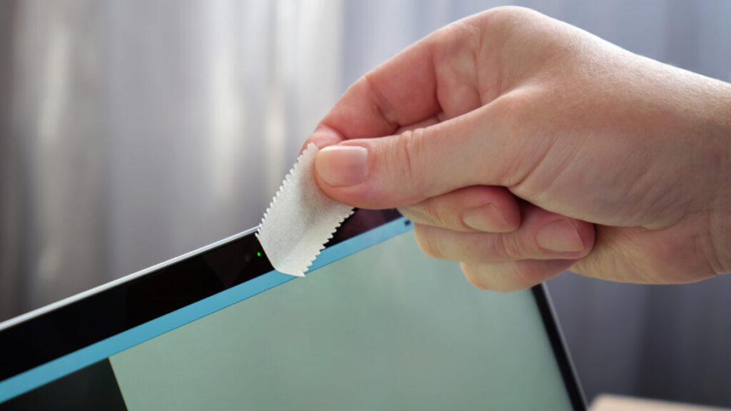 sextortion-with-a-twist:-spyware-takes-webcam-pics-of-users-watching-porn