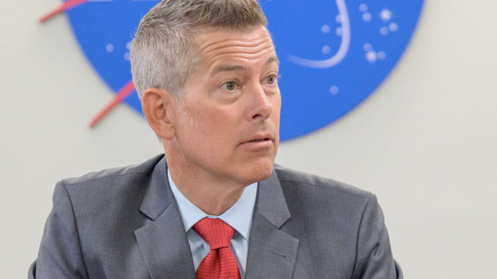 nasa’s-acting-chief-“angry”-about-talk-that-china-will-beat-us-back-to-the-moon