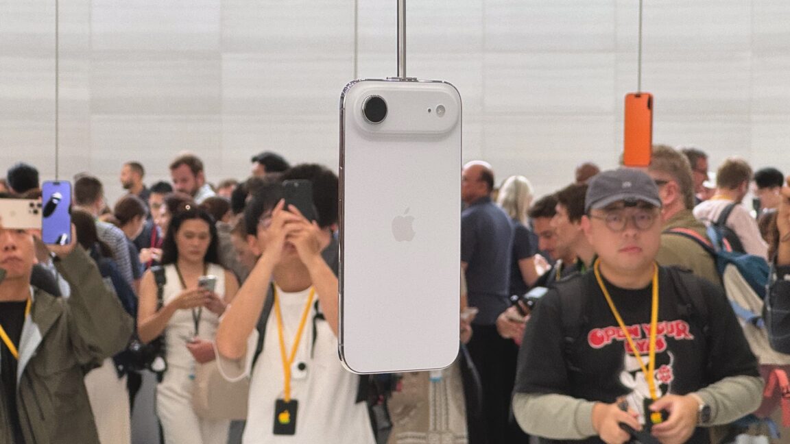 hands-on-with-apple’s-new-iphones:-beauty-and-the-beast-and-the-regular-looking-one