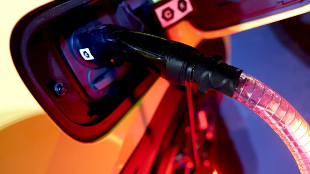 electric-vehicle-sales-grew-25%-worldwide-but-just-6%-in-north-america