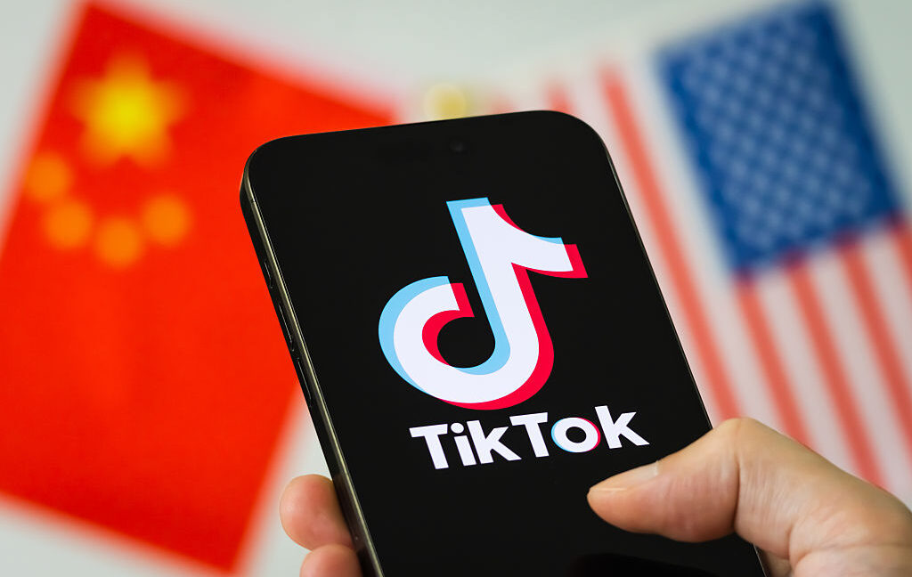 “china-keeps-the-algorithm”:-critics-attack-trump’s-tiktok-deal