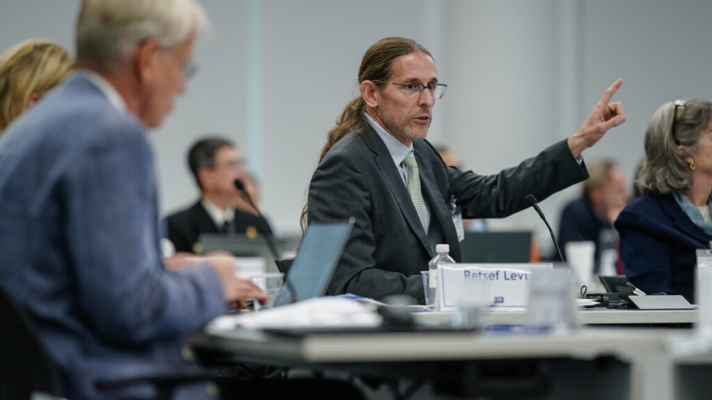 bonkers-cdc-vaccine-meeting-ends-with-vote-to-keep-covid-shot-access