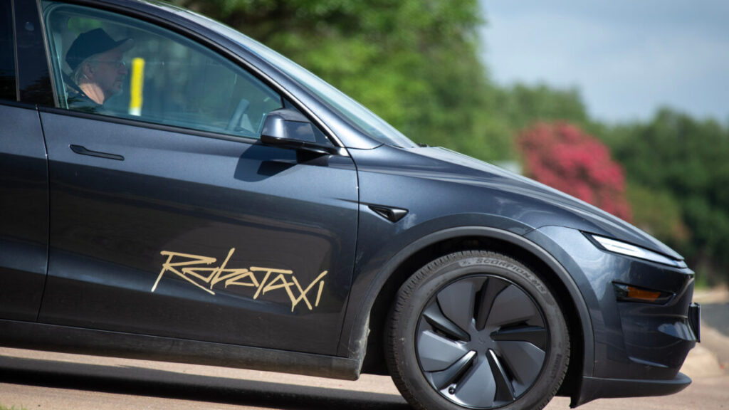 three-crashes-in-the-first-day?-tesla’s-robotaxi-test-in-austin.