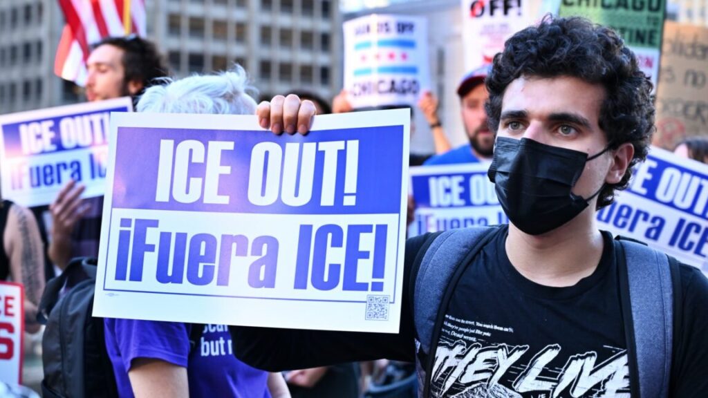 ice-wants-to-build-a-24/7-social-media-surveillance-team