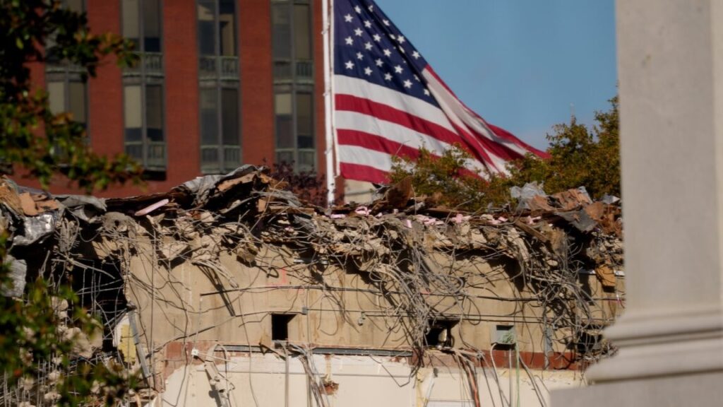 satellite-shows-what’s-really-happening-at-the-east-wing-of-the-white-house