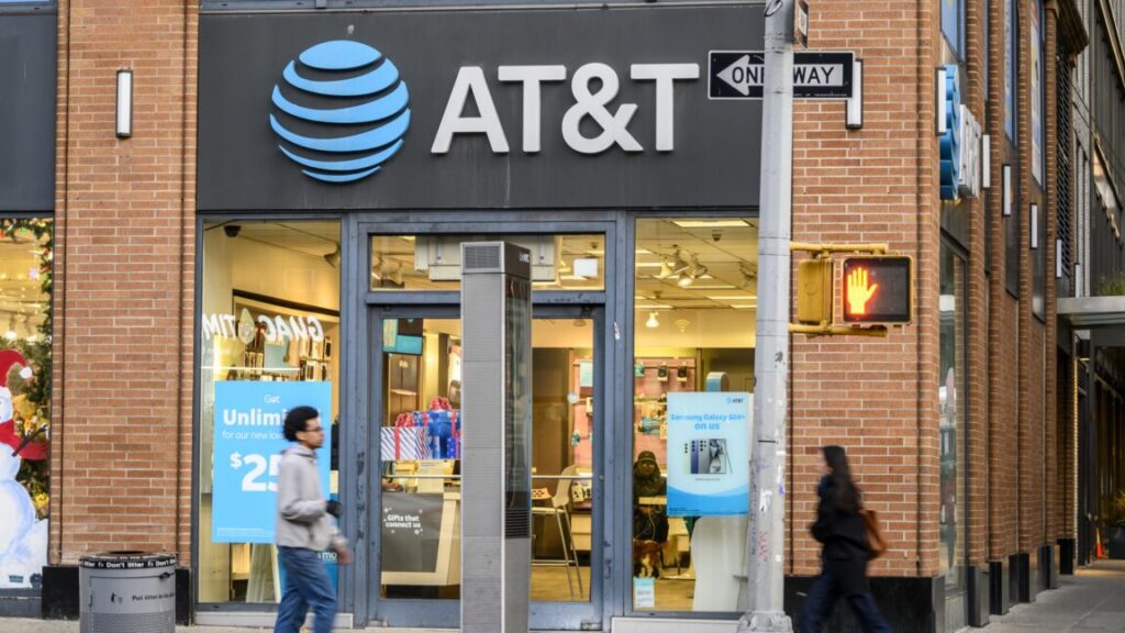 at&t-falsely-promised-“everyone”-a-free-iphone,-ad-industry-board-rules