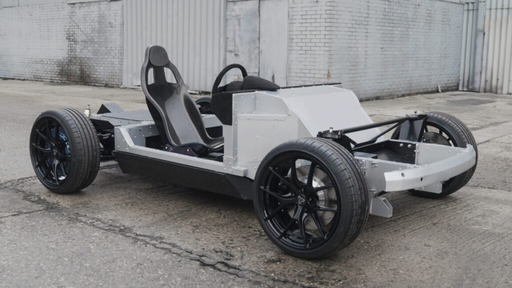 donut-lab’s-hub-motor-meets-watt’s-battery-to-create-new-ev-skateboard